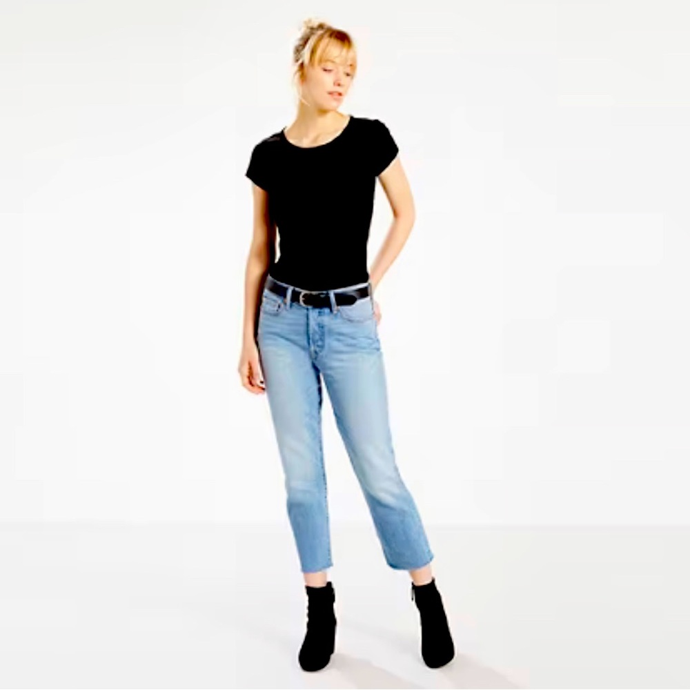 Levi’s Wedgie Straight Fit 100% cotton light rinse ankle cropped jeans W 29 L 26
